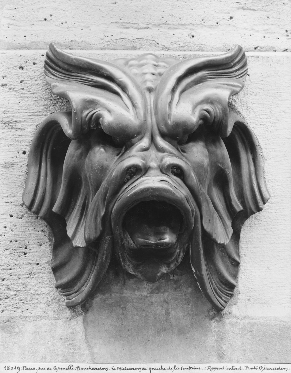 Fuente de las Cuatro Estaciones, rue de Grenelle, detalle de la máscara grotesca izquierda, 1739-46 de Edmé Bouchardon