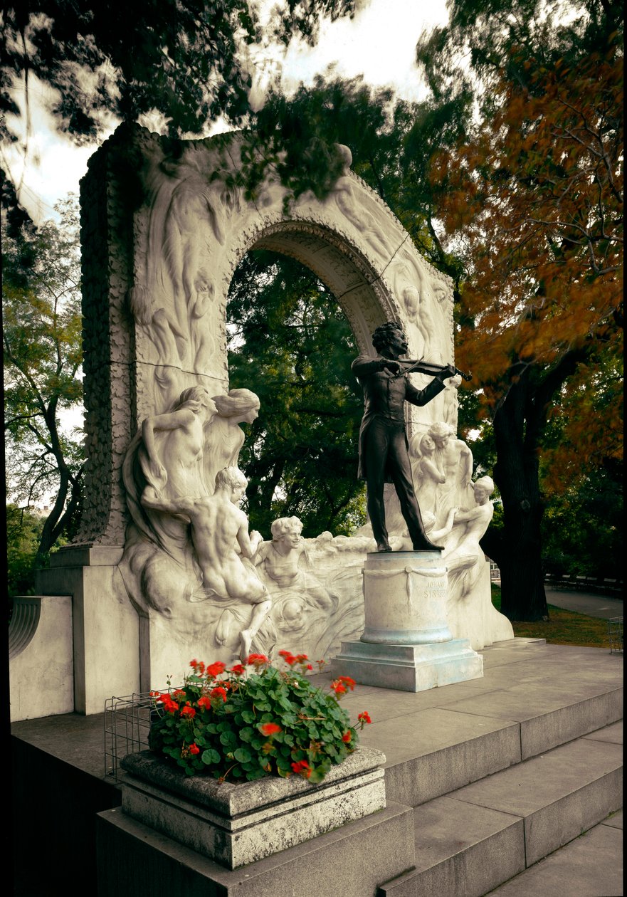 Monumento en homenaje al compositor y director de orquesta austriaco Johann Strauss II (1825-1899). Escultura de Edmund von Hellmer (1921). Viena, Stadtpark, Austria de Edmund Ritter von Hellmer