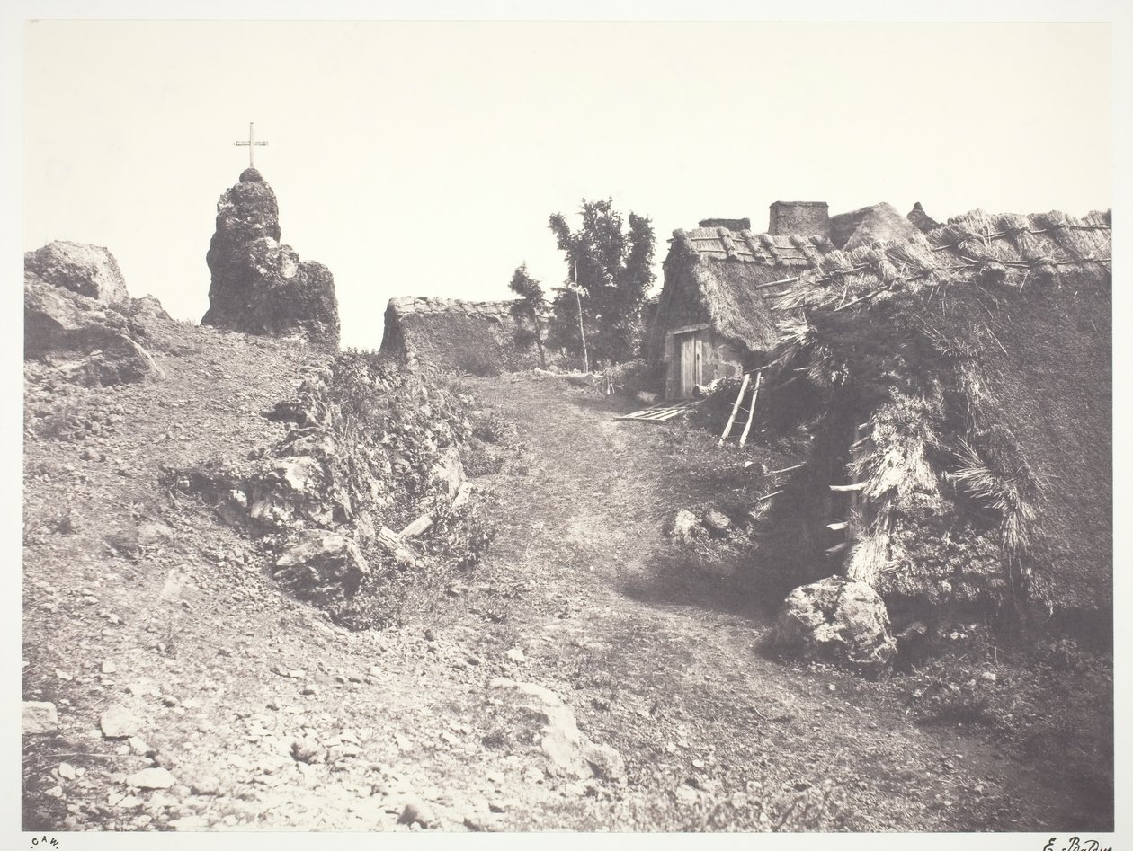 Chaumières en Auvergne, con un calvario, 1852, impreso 1978 de Édouard Baldus