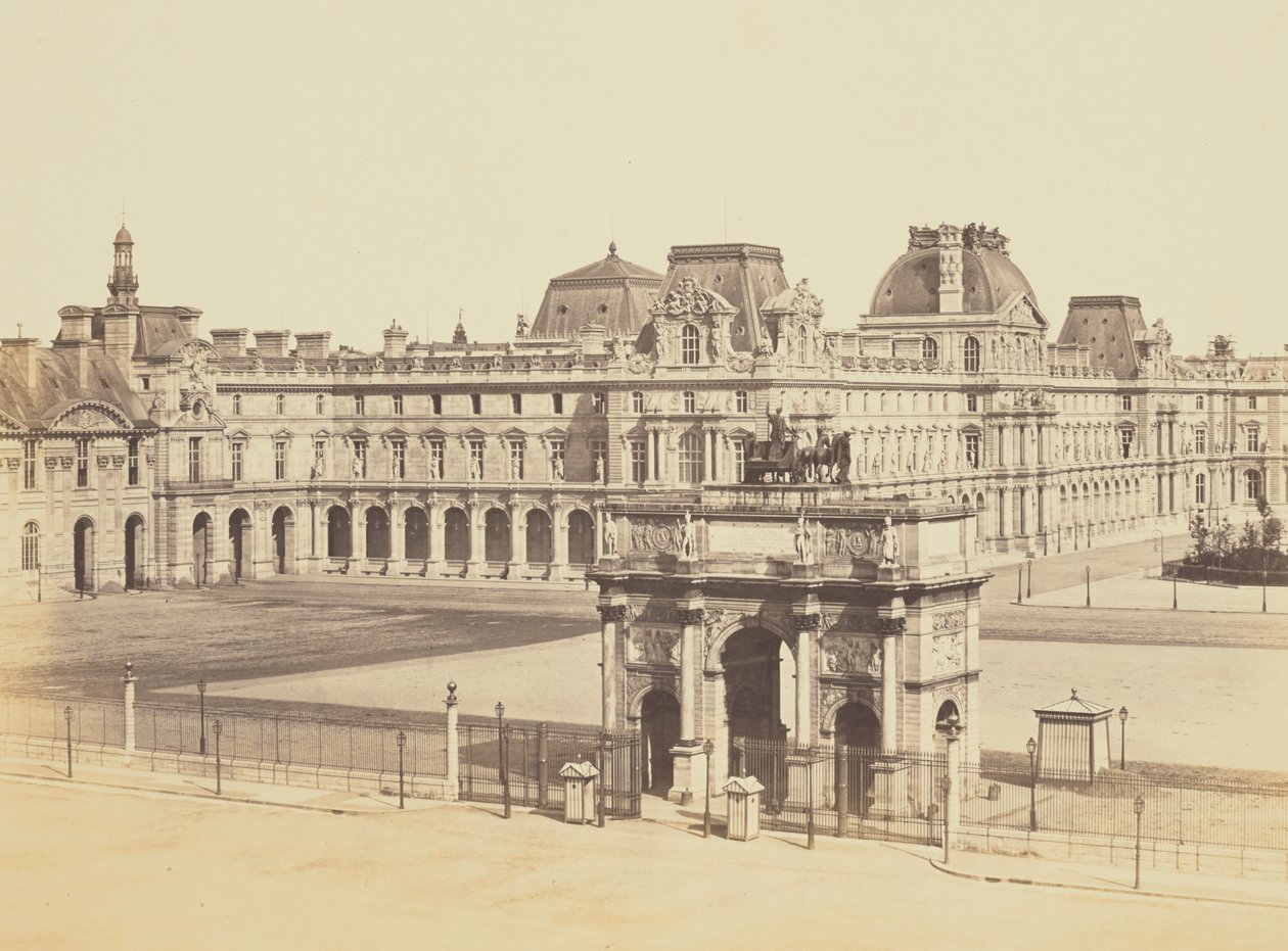[El Arco de Triunfo del Carrusel y la Cour Napoléon, vistos desde las Tullerías, Louvre, París] de Édouard Baldus