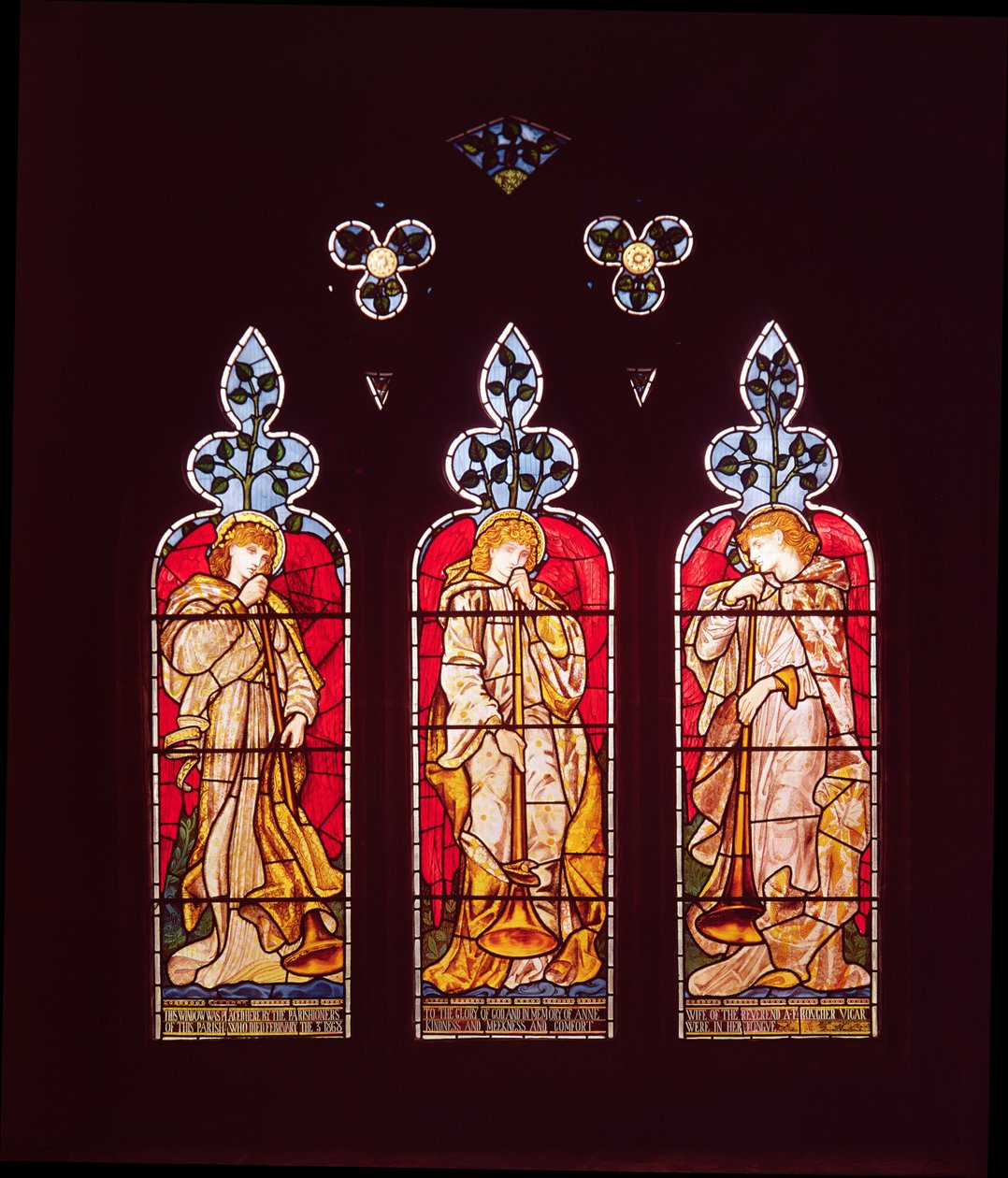 Tres ángeles trompeteros, ventana del pasillo sur, hecha por Morris, Marshall, Faulkner y Co. (vidriera) de Edward Burne Jones