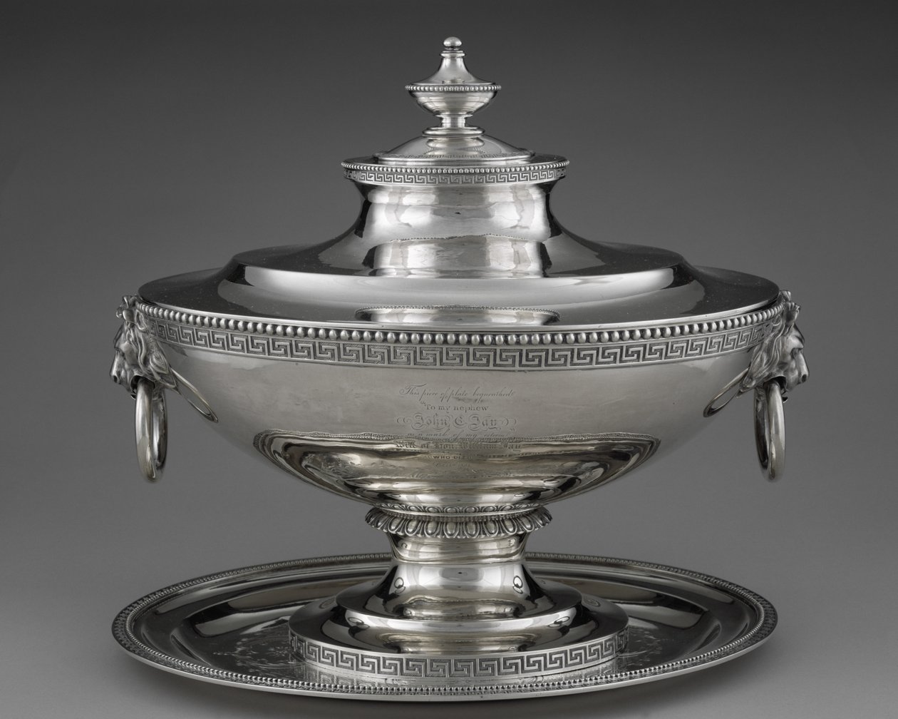 Sopera con plato de Edward Chandler Moore