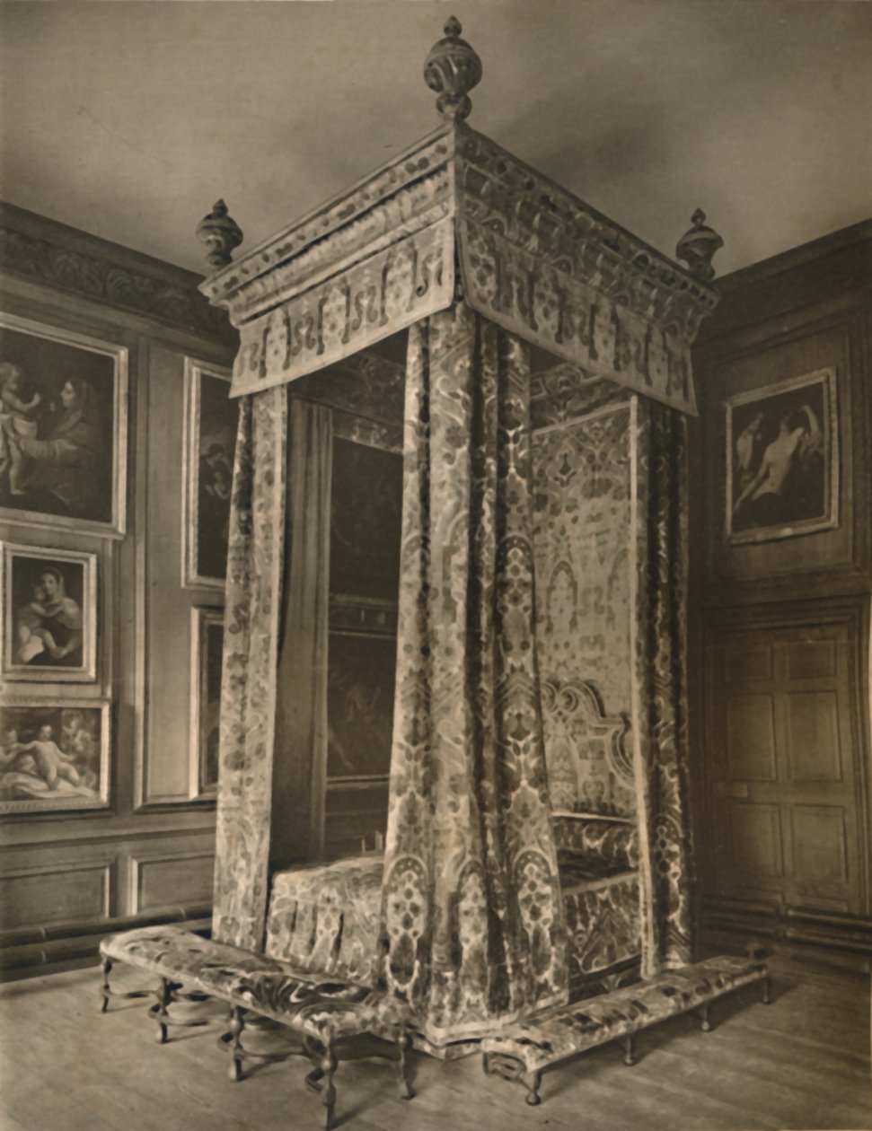 Cama de estado de la reina Ana en terciopelo carmesí y dorado de Edward F Strange