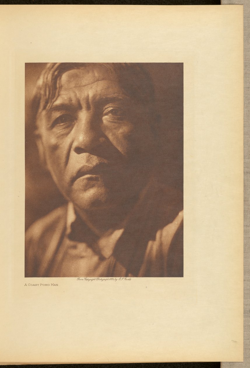 Un hombre pomo de la costa de Edward S. Curtis