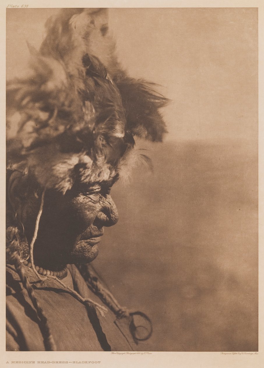 Un tocado medicinal — Pies Negros de Edward S. Curtis