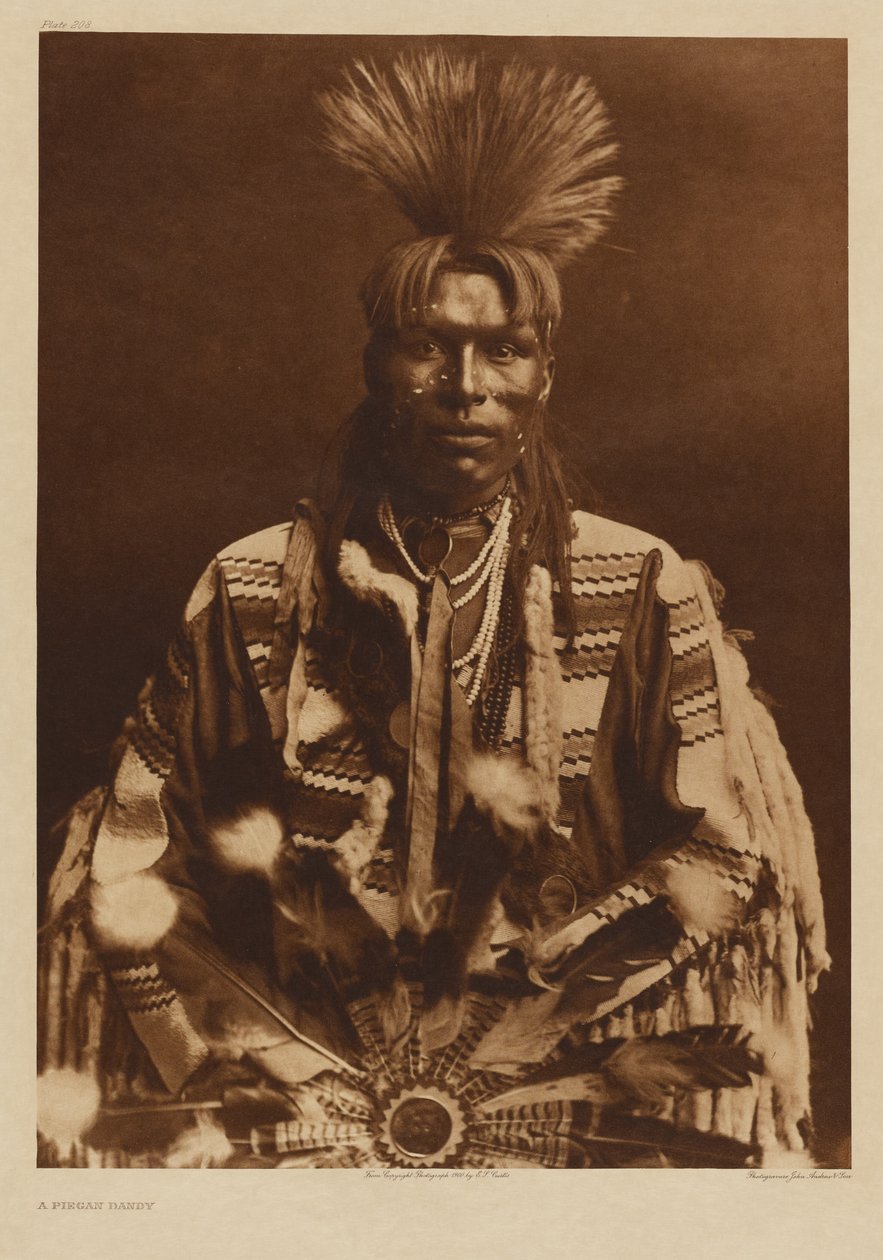 [Un hombre piikani vestido con traje tradicional] de Edward S. Curtis