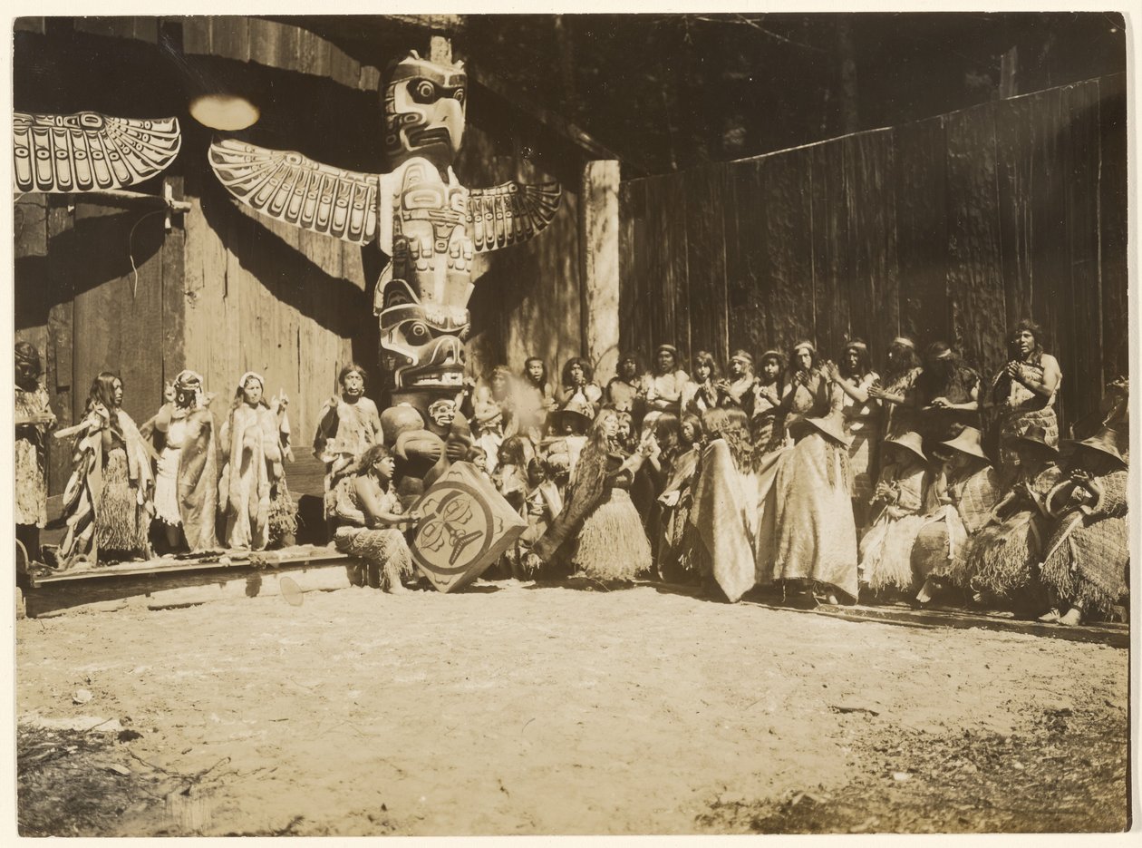 [Apilada contra las paredes se encontraba la variopinta multitud de guerreros y sus esposas] de Edward S. Curtis