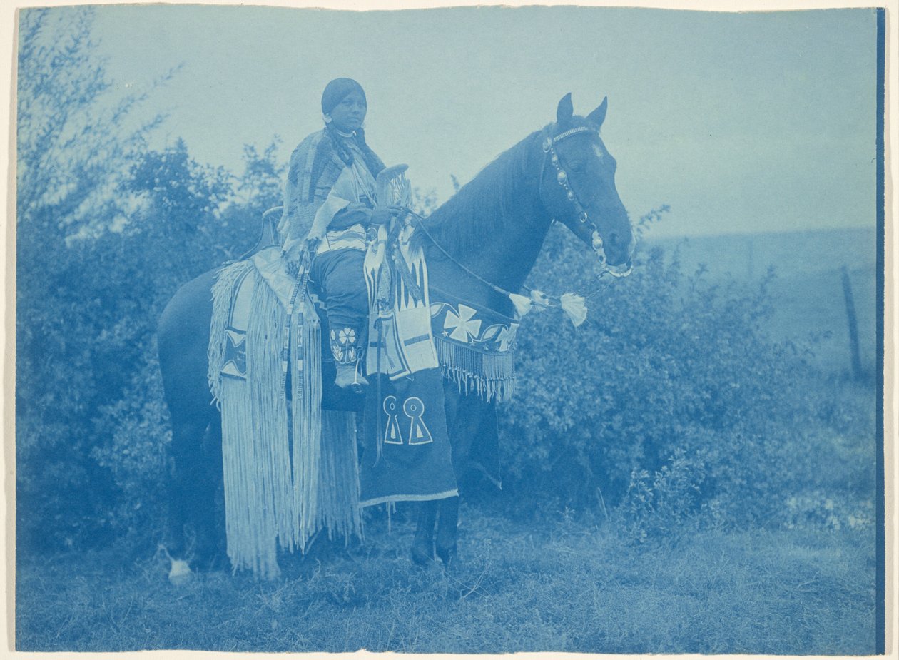 [Mujer cayuse a caballo] de Edward S. Curtis