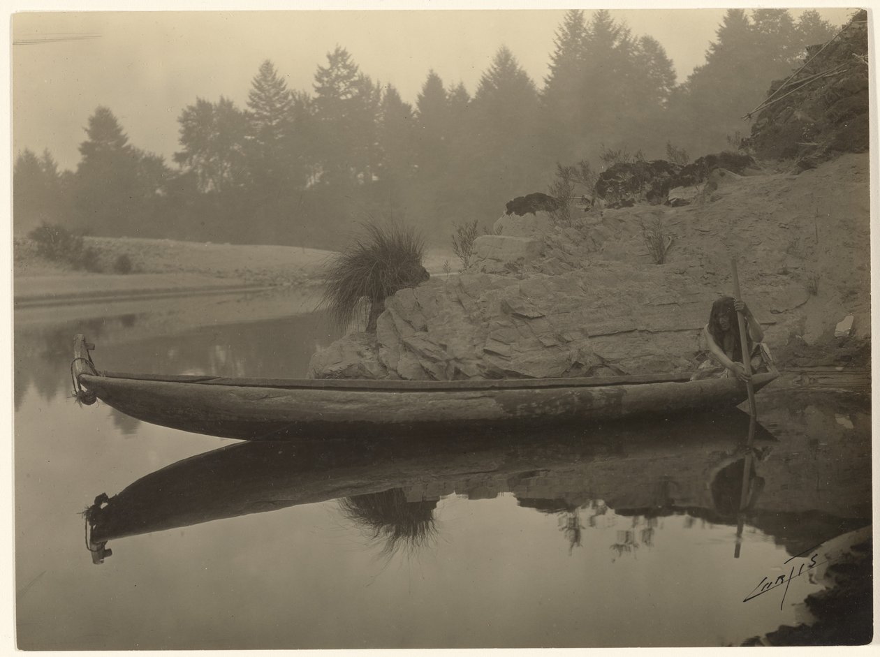 Pesca desde una canoa - Hupa de Edward S. Curtis