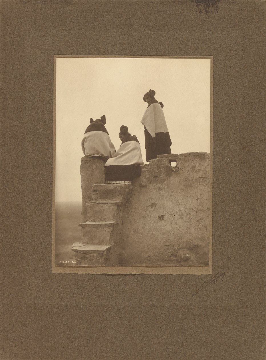 [Hopi, observando a los bailarines] de Edward S. Curtis