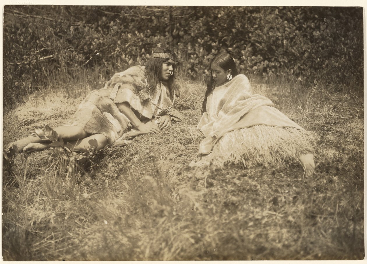 [Alcanzaré a la criada, y las palabras de amor y riqueza la cortejarán] de Edward S. Curtis