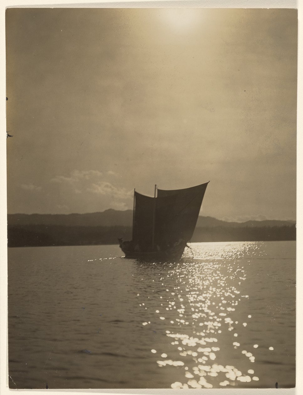 [A la luz gris del amanecer, los guerreros yaklus se dieron la vuelta] de Edward S. Curtis
