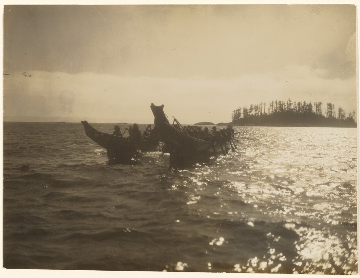 [Locamente condujeron su embarcación a través del agua] de Edward S. Curtis