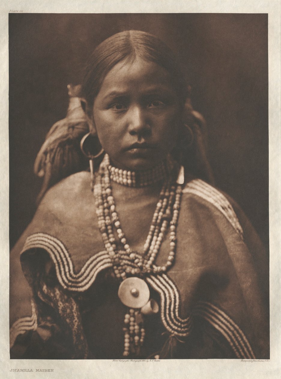 Cartera I, Lámina 22: Doncella Jicarilla de Edward S. Curtis
