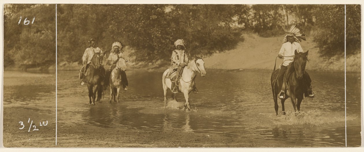 [Jinetes en un arroyo] de Edward S. Curtis