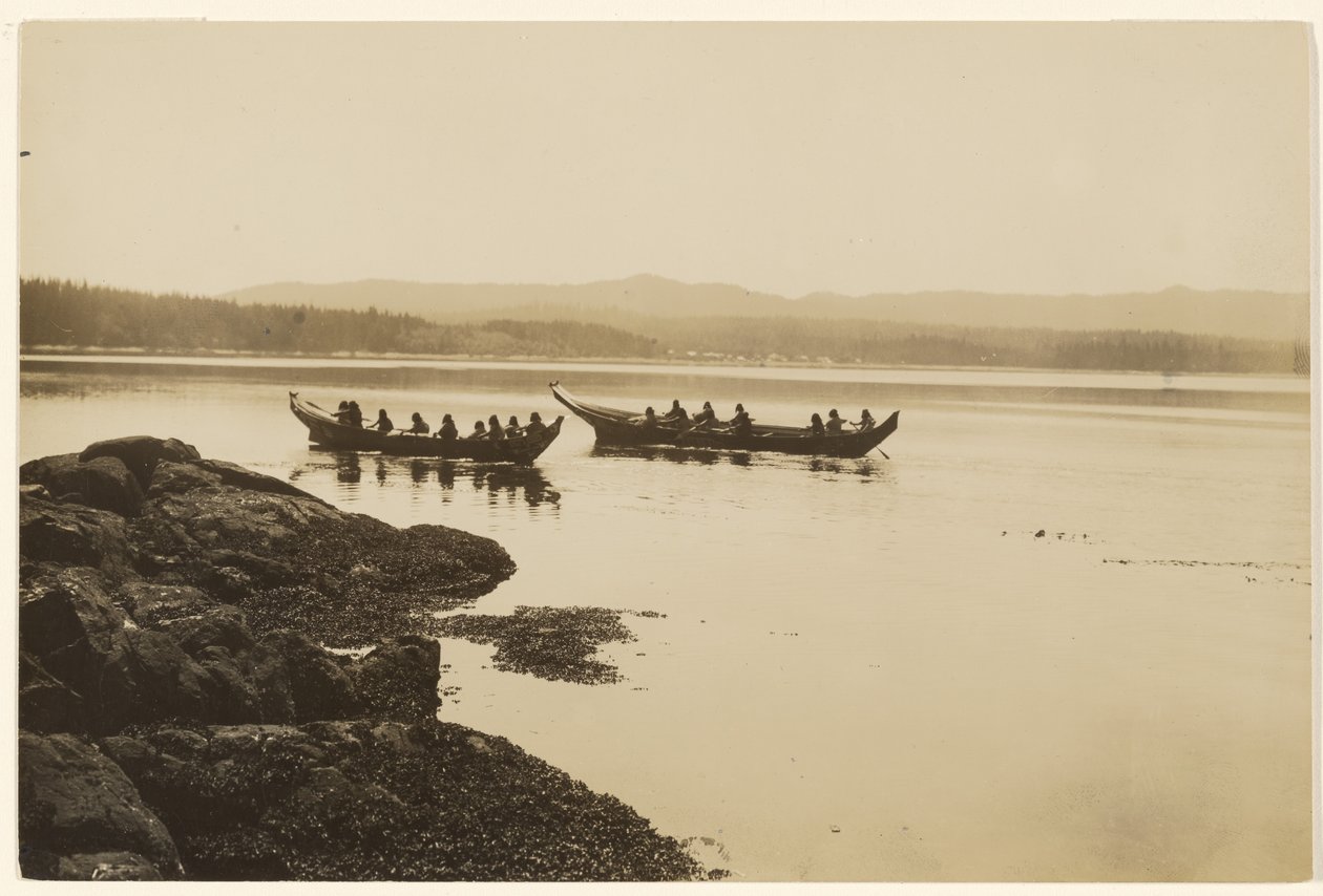 [Los guerreros, tanto jóvenes como mayores, lanzaron sus canoas] de Edward S. Curtis