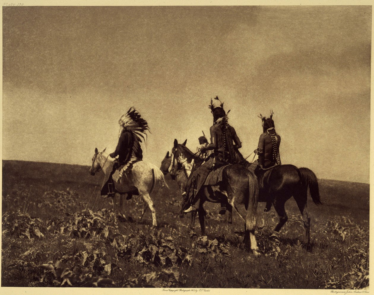 Una incursión exitosa en busca de caballos. Los apsaroke eran una de las tribus más extrañas de temer y sus historias de saqueos, más o menos importantes, ya no se cuentan. Foto tomada del volumen 4 de la enciclopedia publicada por Edward S. Curtis (1868-1 de Edward Sheriff Curtis