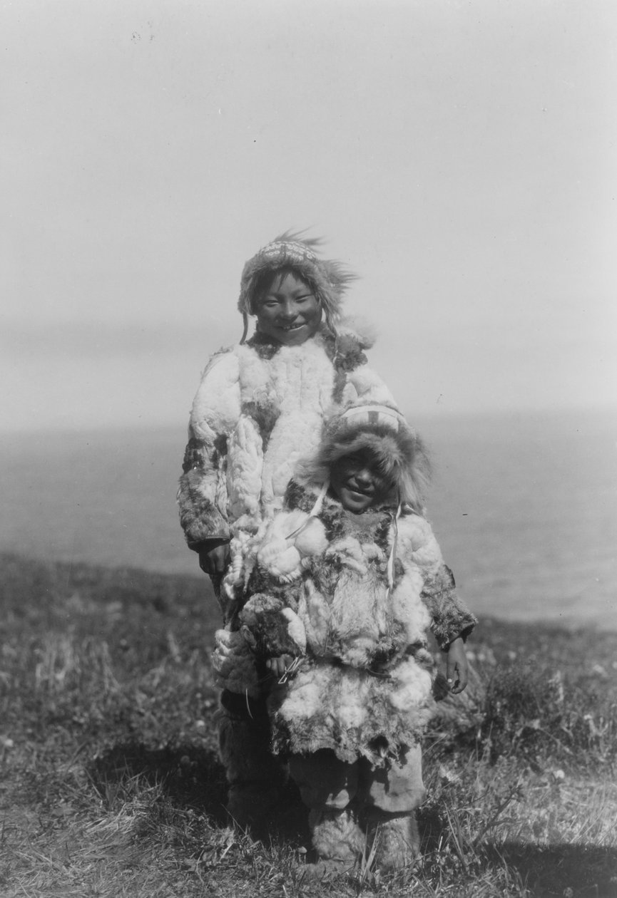Un niño y un esquimal mayor con parkas de piel de pato, Isla Nunivak, Alaska, c.1929 (foto b/n) de Edward Sheriff Curtis