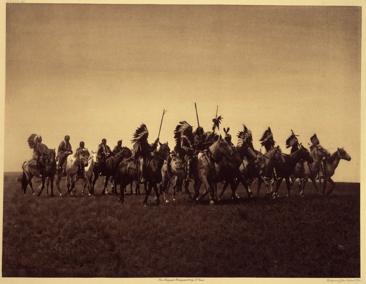 Fiesta de guerra Brate. Una banda de Sioux Brules repite una incursión contra el enemigo. Fotografía tomada del volumen 3 de la enciclopedia de Edward S. Curtis (1868-1952) sobre los indios de Norteamérica, con prólogo de Theodore Roosevelt. Entre 1907 y 1 de Edward Sheriff Curtis