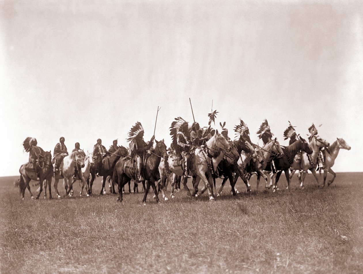Brule Sioux War Party por Edward S. Curtis, c.1907 (impresión en plata sobre tono) de Edward Sheriff Curtis