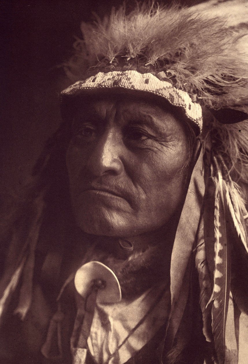 Crazy Thunder, un sioux teton (oglala u ogalala) Foto del volumen 3 de la enciclopedia de Edward S. Curtis (1868-1952) sobre los indios de Norteamérica, con prólogo de Theodore Roosevelt. Entre 1907 y 1930 se publicaron 20 volúmenes. de Edward Sheriff Curtis