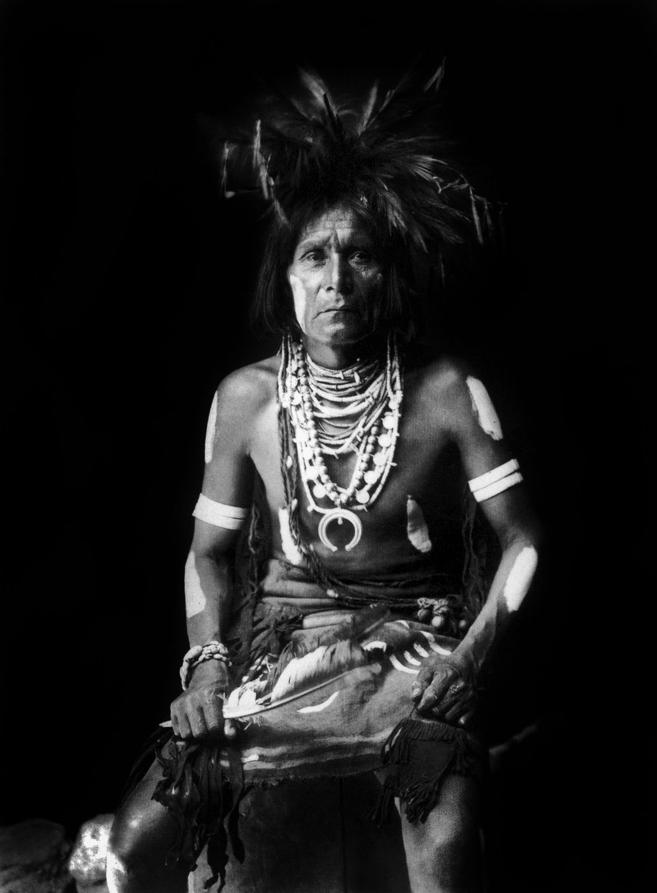 Indio Hopi, con un Naja alrededor del cuello, foto de Edward S. Curtis, c. 1921 de Edward Sheriff Curtis