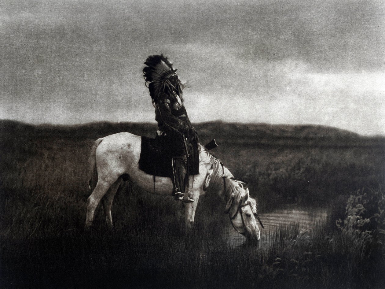 Guerrero indio cabalgando en la llanura de Edward Sheriff Curtis
