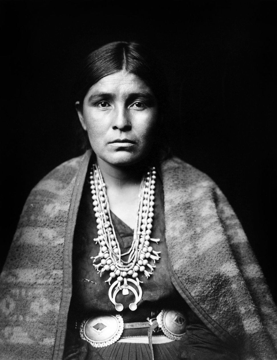Mujer navajo con collar de flores de calabaza de plata, cinturón de concho, manta sobre los hombros, c. 1904, foto Edward S. Curtis de Edward Sheriff Curtis
