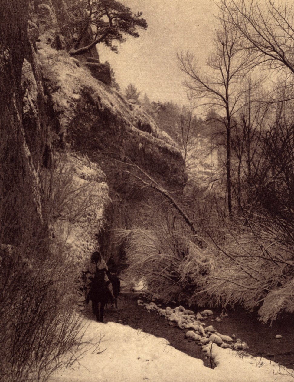 Pasando el acantilado, escena invernal. Indios Apsaroke cabalgando a lo largo de un acantilado en la nieve en el río Pryor, Montana. Fotografía tomada del volumen 4 de la enciclopedia publicada por Edward S. Curtis (1868-1952) sobre los indios de Norteamér de Edward Sheriff Curtis