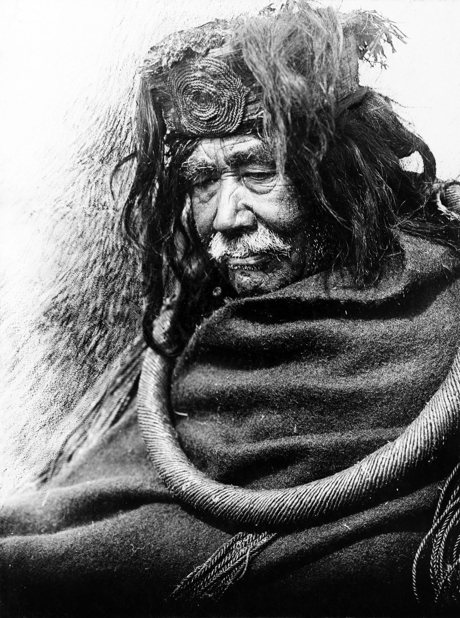 The Hamatsa, Nakoaktok c. 1910 Retrato de medio cuerpo de un hombre de Nakoaktok, mirando hacia la izquierda, con un lazo ceremonial de raíz de cedro. de Edward Sheriff Curtis