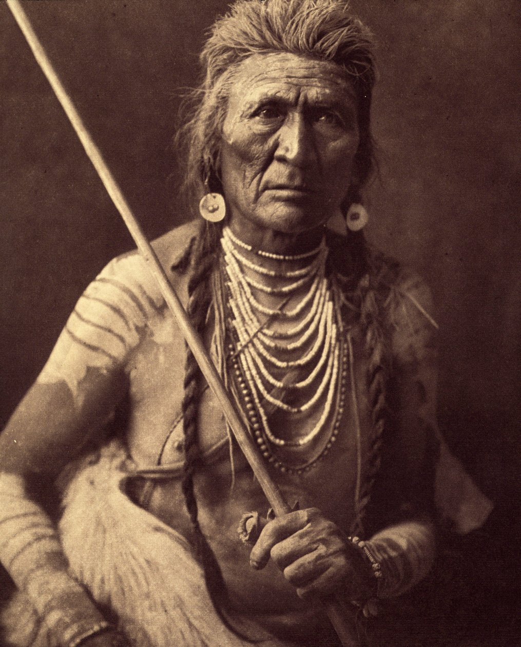 Wolf, Indian Apsaroke (Lobo - Apsaroke también escrito a veces Absaroke) Foto tomada del volumen 4 de la enciclopedia publicada por Edward S. Curtis (1868-1952) sobre los indios de Norteamérica, con prólogo de Theodore Roosevelt. Entre 1907 y 1930, 2 de Edward Sheriff Curtis