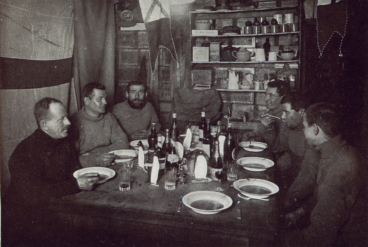 Los hombres, cena del día de Midwinter, Expedición Antártica Británica, Cabo Evans, 22 de junio de 1912 de Edward W. Nelson