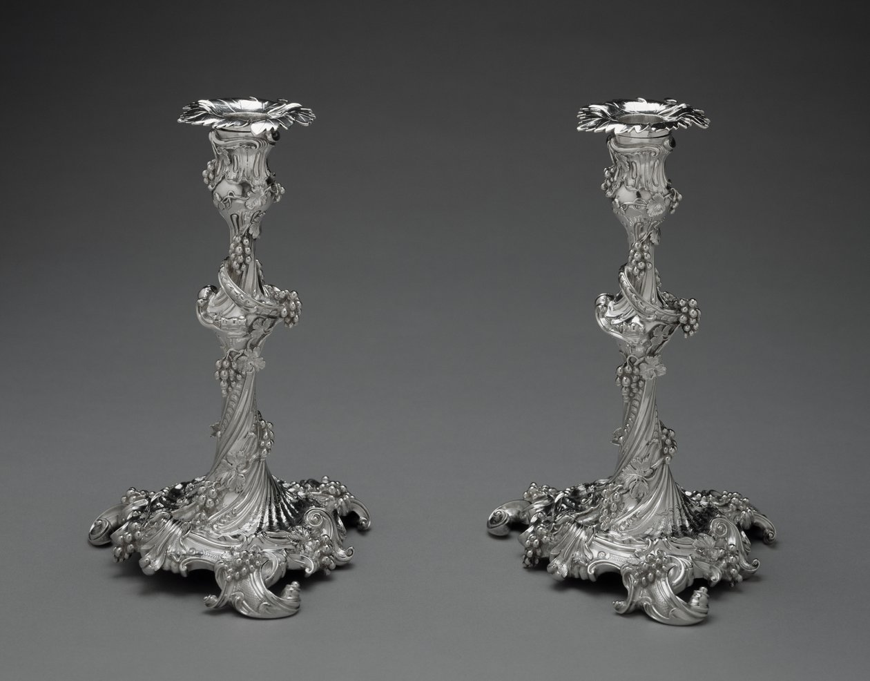 Par de candelabros de Edward Wakelin