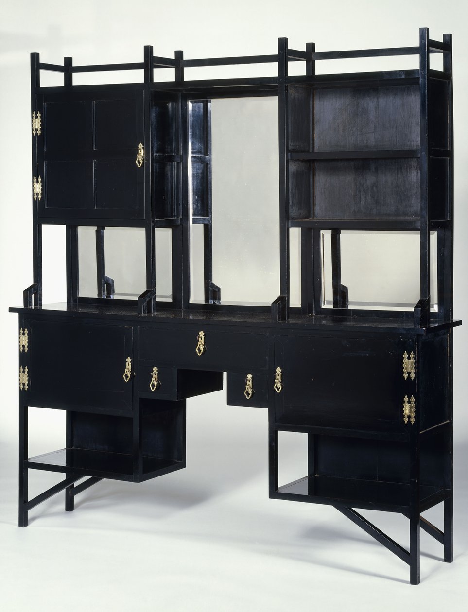 Un gabinete lateral ebonizado de William Watt de Edward William Godwin