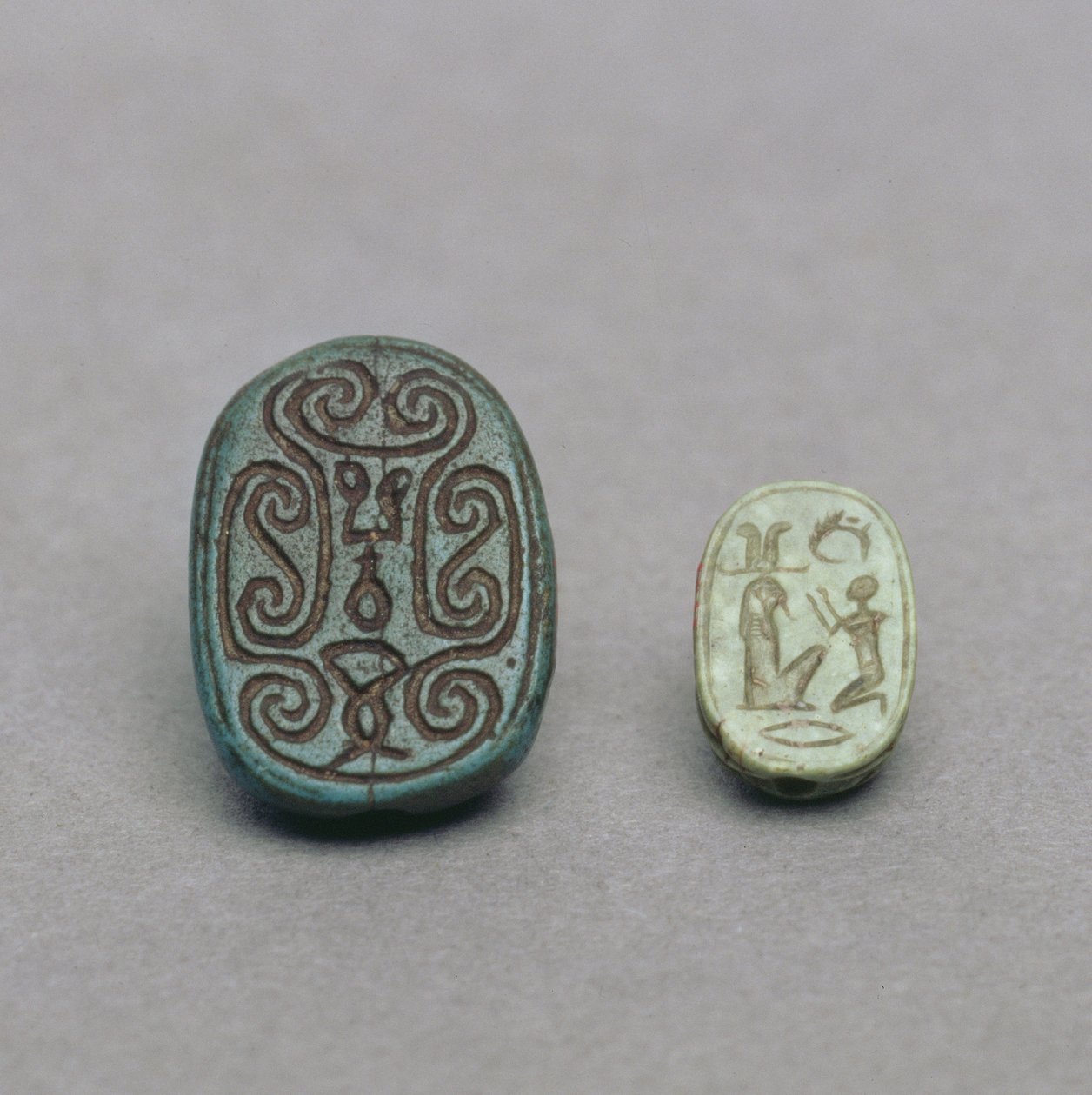 (I-D) Amuleto escarabajo de loza egipcia, Segundo Período Intermedio, 13ª-17ª Dinastía, c.1650 a.C.; amuleto escarabajo de feldespato verde, Período Tardío, 26ª Dinastía, c.600 a.C. de Egyptian