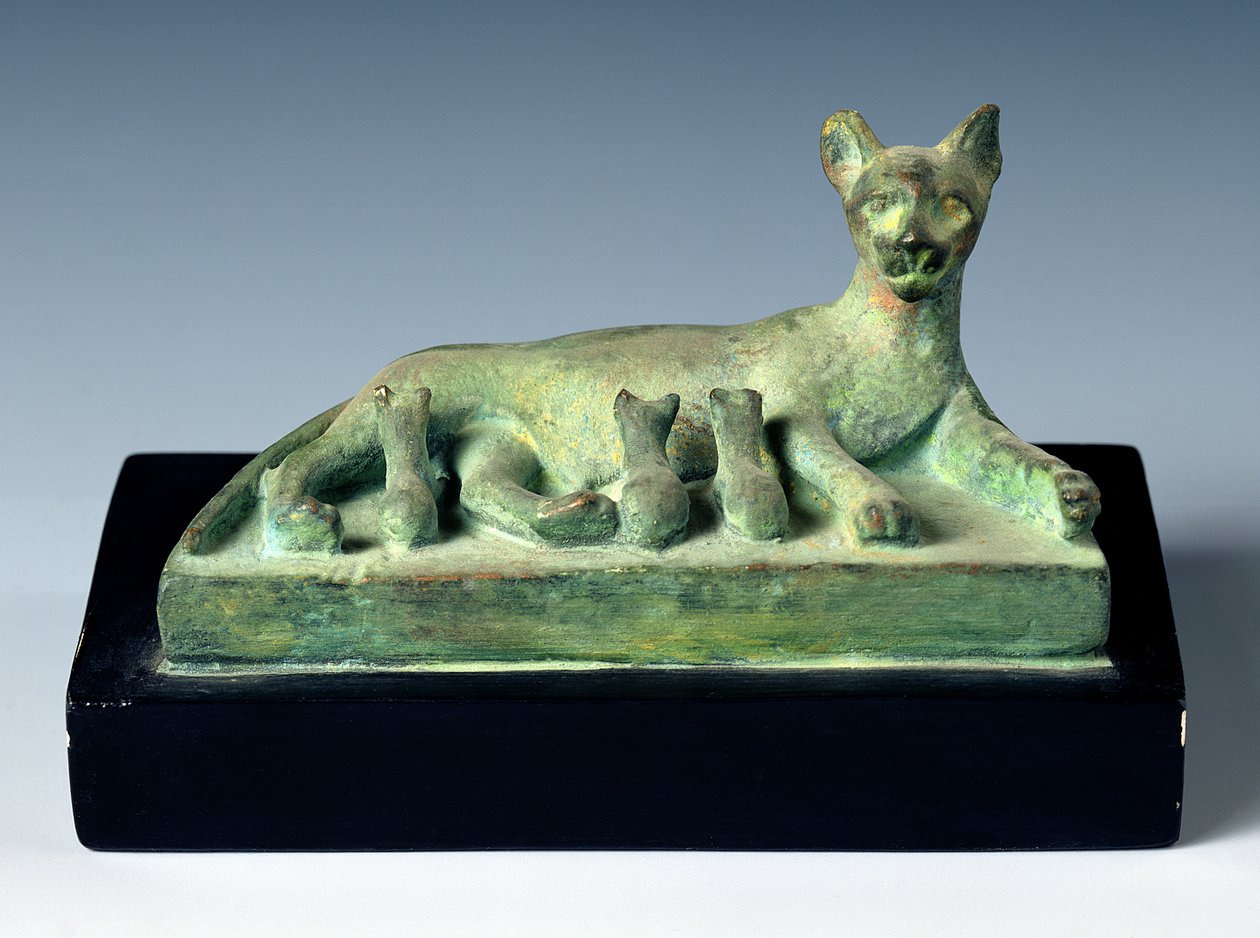 Gato con sus gatitos de Egyptian