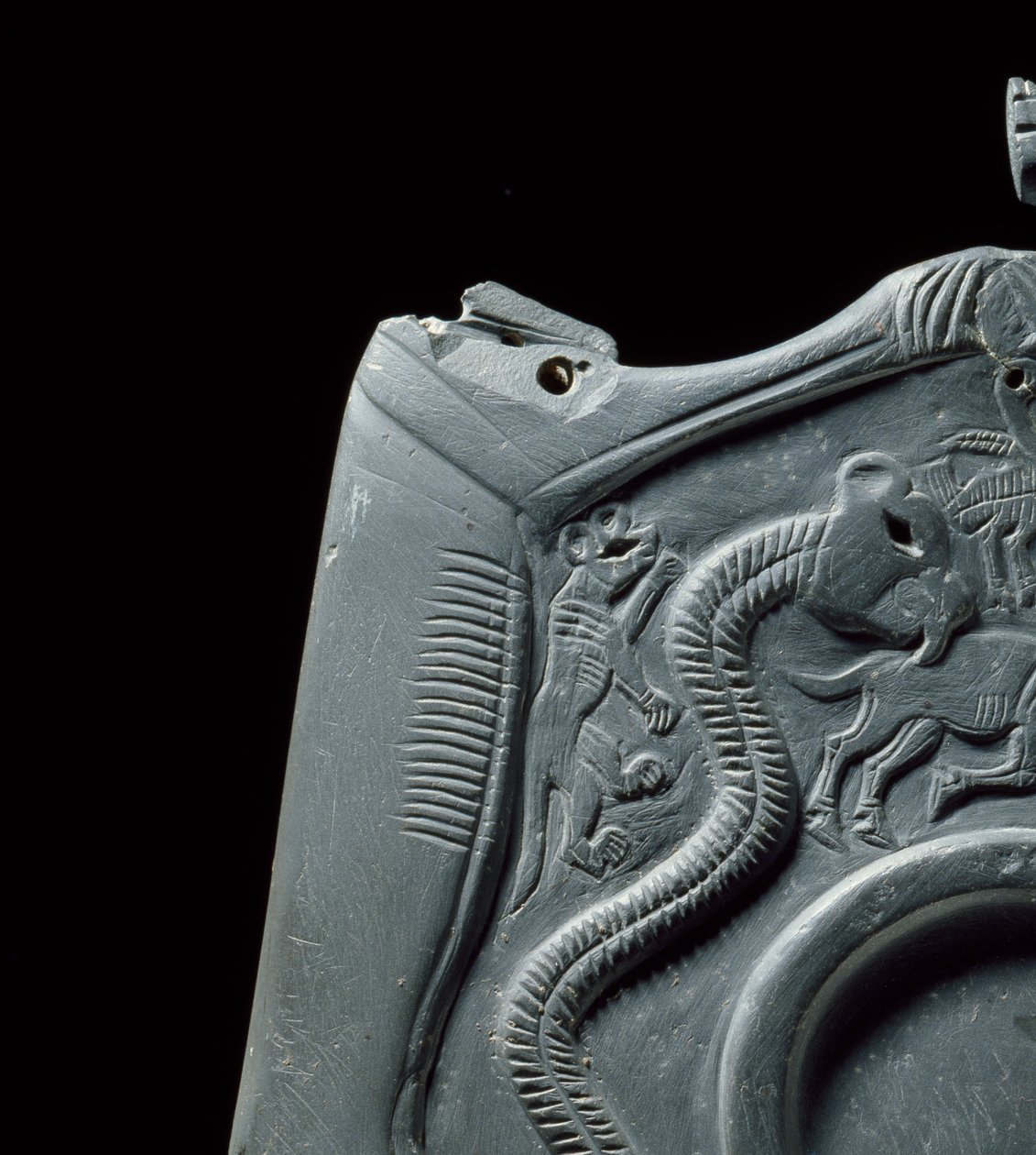 Paleta ceremonial con un depósito para moler pintura de ojos, rodeada de animales tallados, del Depósito Principal, Hierakonpolis, Egipto, c.3000 a.C. (detalle) de Egyptian