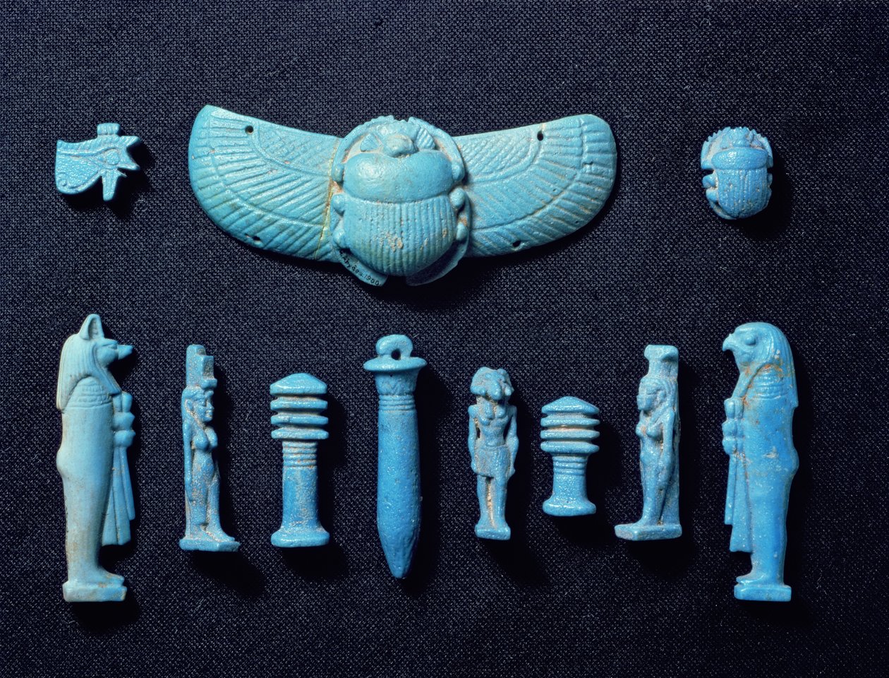 Amuletos egipcios, de Abydos, probablemente dinastía XVIII, Nuevo Reino, c.1555-1337 a.C. (faenza esmaltada en azul) de Egyptian