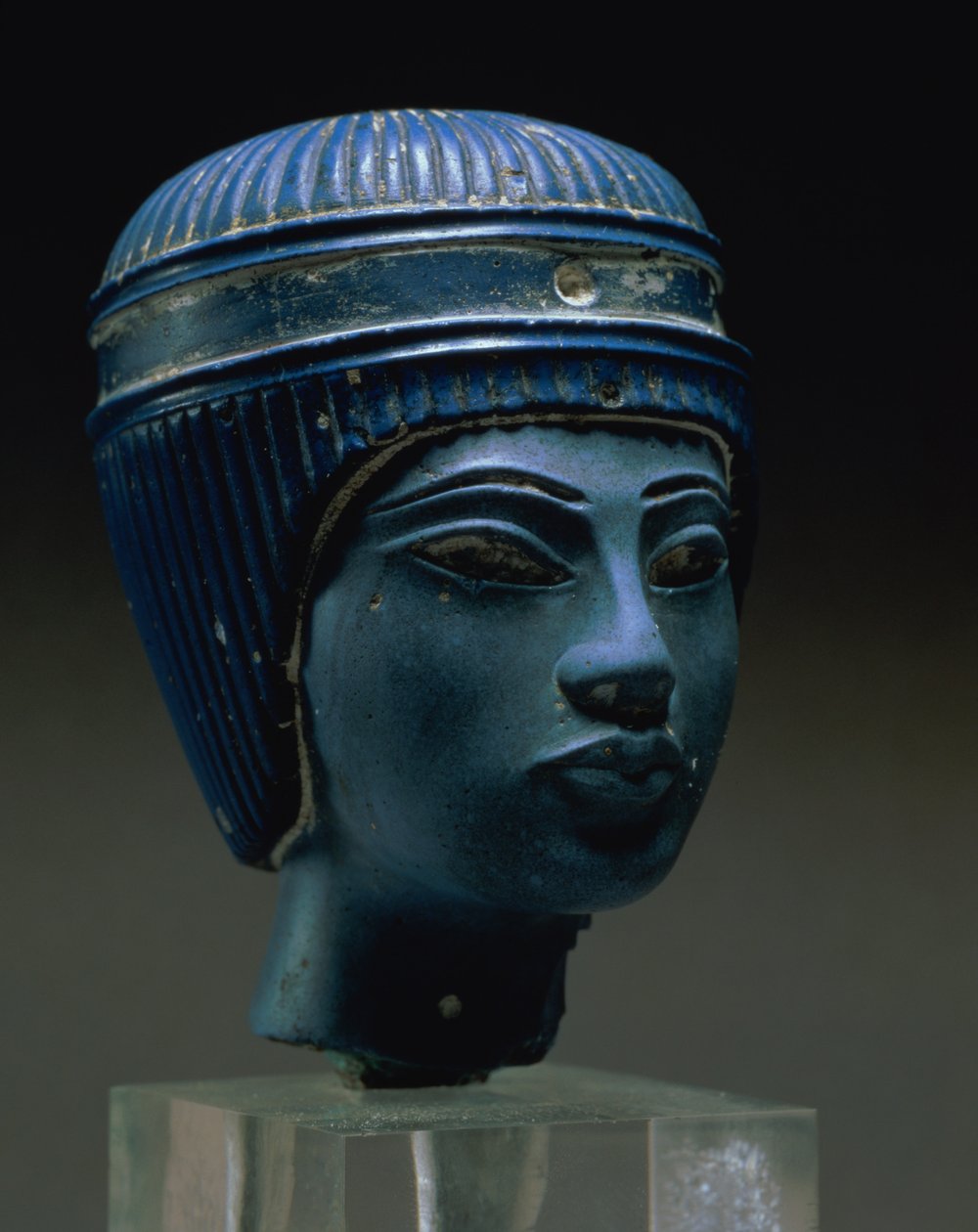Cabeza real falsa, originalmente pensada como Tutankamón (vidrio prensado) de Egyptian
