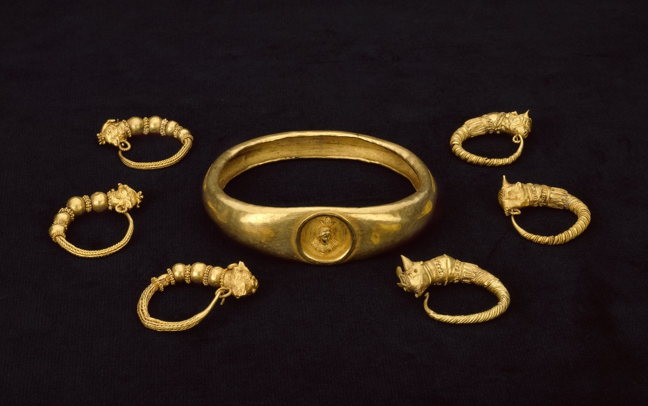 Brazalete de oro con un busto de Isis en un medallón de un tesoro del templo, siglo IV-III a.C. de Egyptian