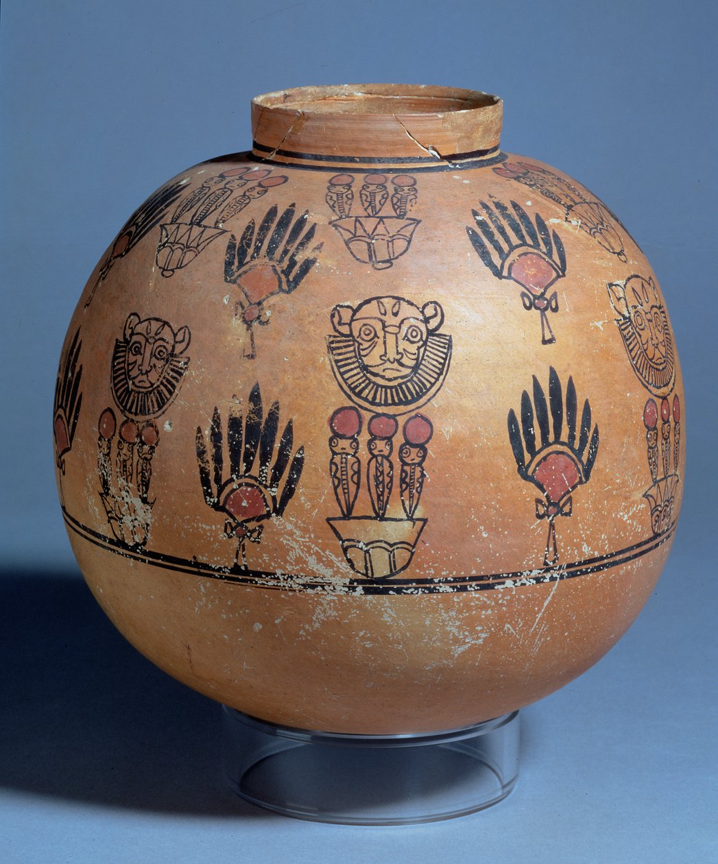 Jarra decorada con máscaras de león y diosas cobras sobre flores de loto, de la Tumba 1090, Faras, Sudán, siglo I-II d.C. de Egyptian