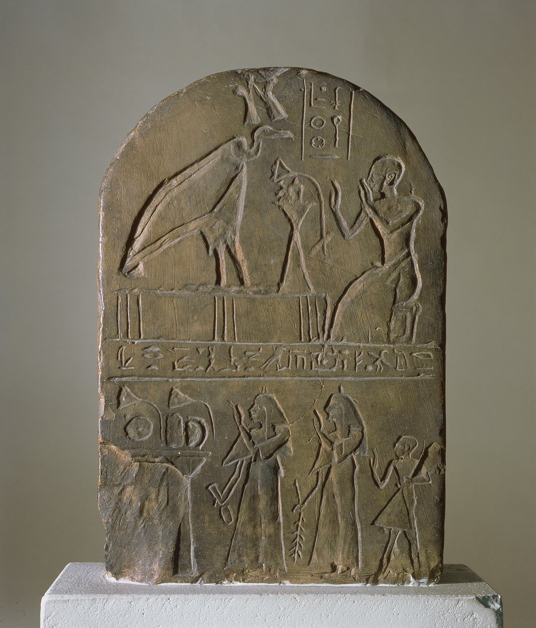 Estela de la diosa buitre Nekhbet de Nekheb (moderno El-Kab) dedicada por un sacerdote del Templo de Horus Behdety que se muestra en el registro superior, encontrada en Edfu de Egyptian