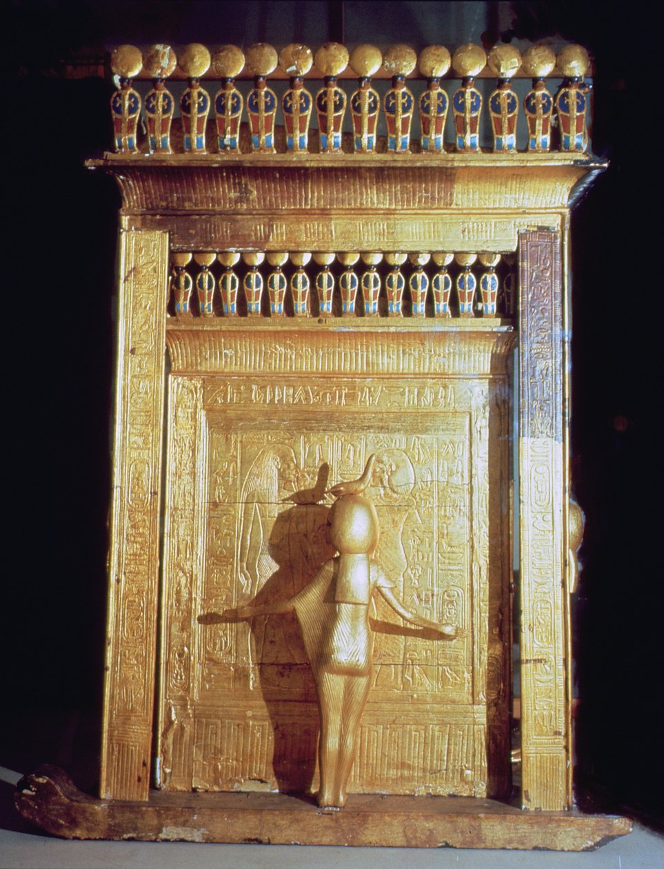 Cofre canópico en forma de santuario sobre un trineo rodeado por las diosas guardianas, de la tumba de Tutankamón, Nuevo Reino de Egyptian 18th Dynasty