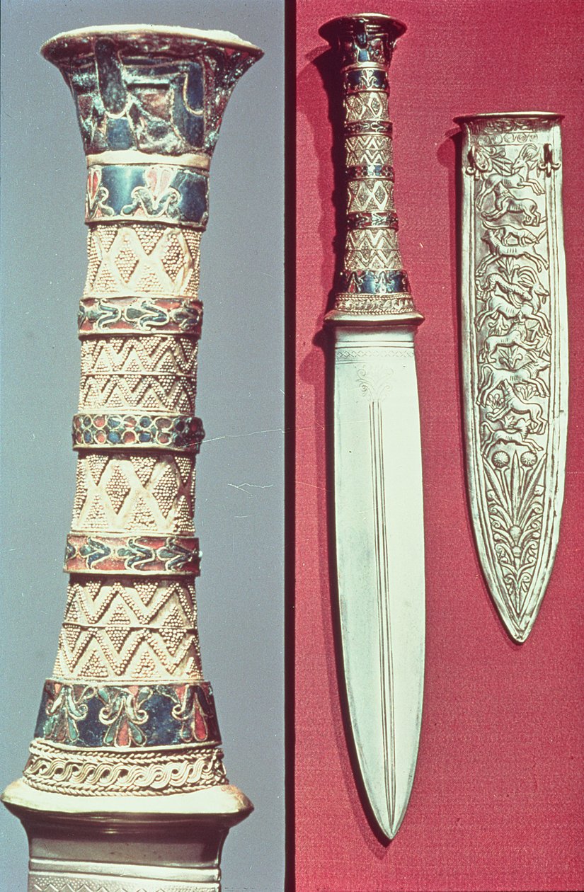 Daga de oro y vaina, tesoro de Tutankamón, c.1340 a.C. de Egyptian 18th Dynasty
