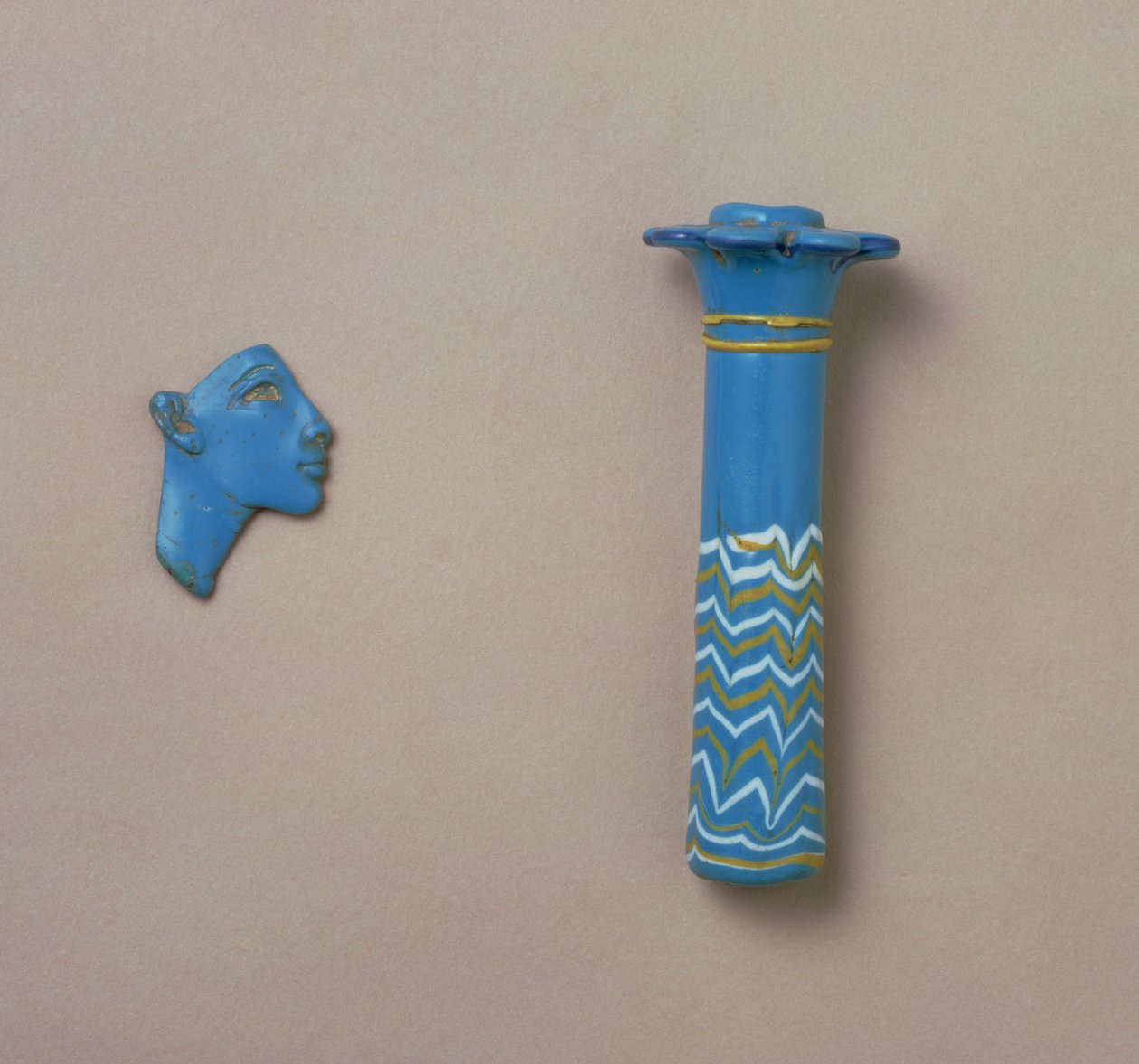 Frasco de kohl con columna de palma y fragmento de incrustación de una cabeza real, de Amarna, Reino Nuevo de Egyptian 18th Dynasty