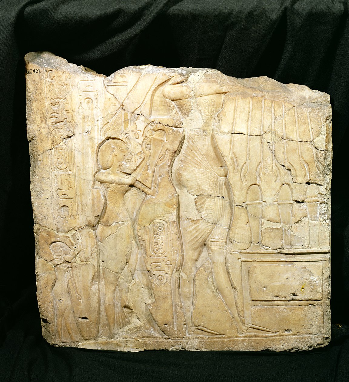 Fragmento de relieve que representa a Akhenatón seguido por Nefertiti y Meritaten ante una mesa de ofrendas, Reino Nuevo de Egyptian 18th Dynasty