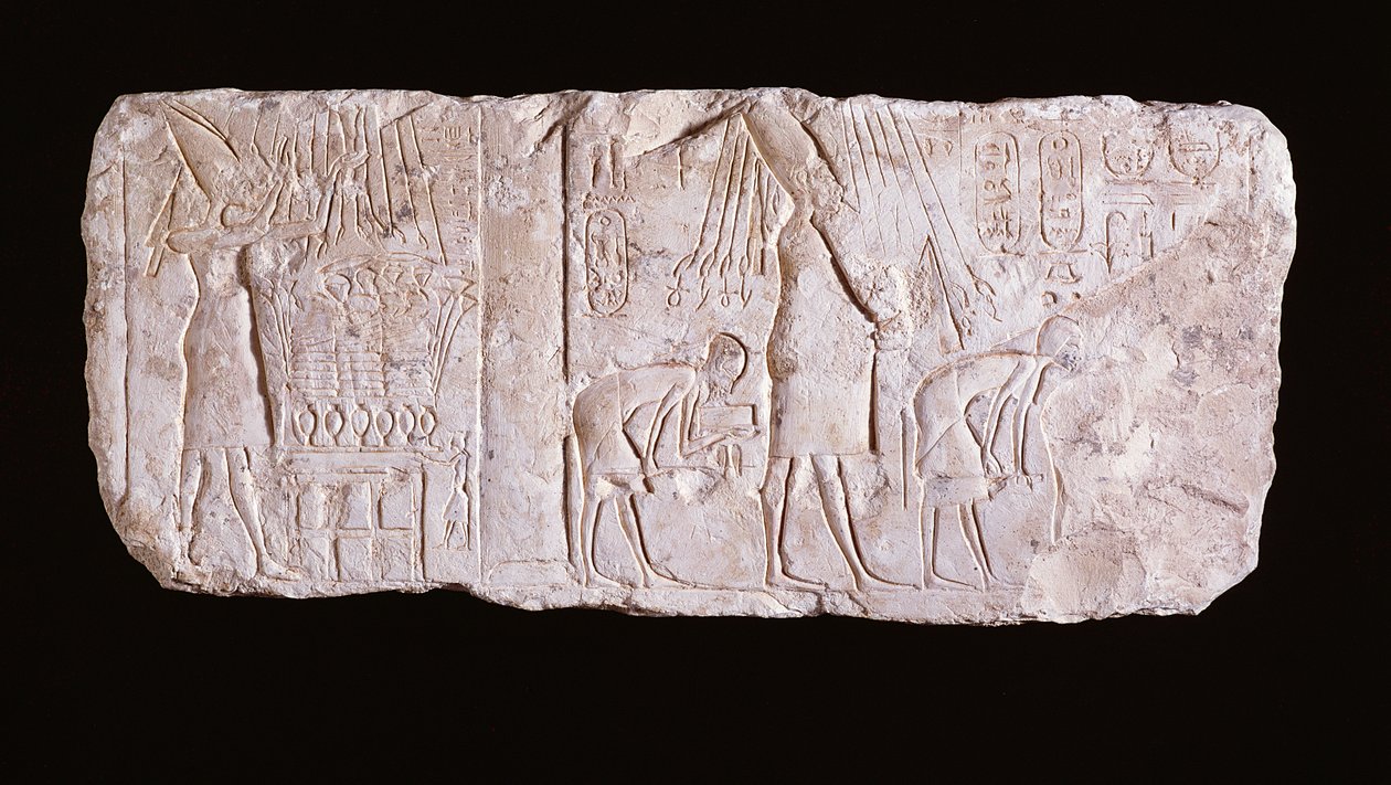 Relieve del rey hereje Akhenatón que muestra al rey de pie, con los brazos levantados, ante una mesa de ofrendas y caminando en procesión celebrando el festival heb sed real, Nuevo Reino, 1353-37 a.C. de Egyptian 18th Dynasty