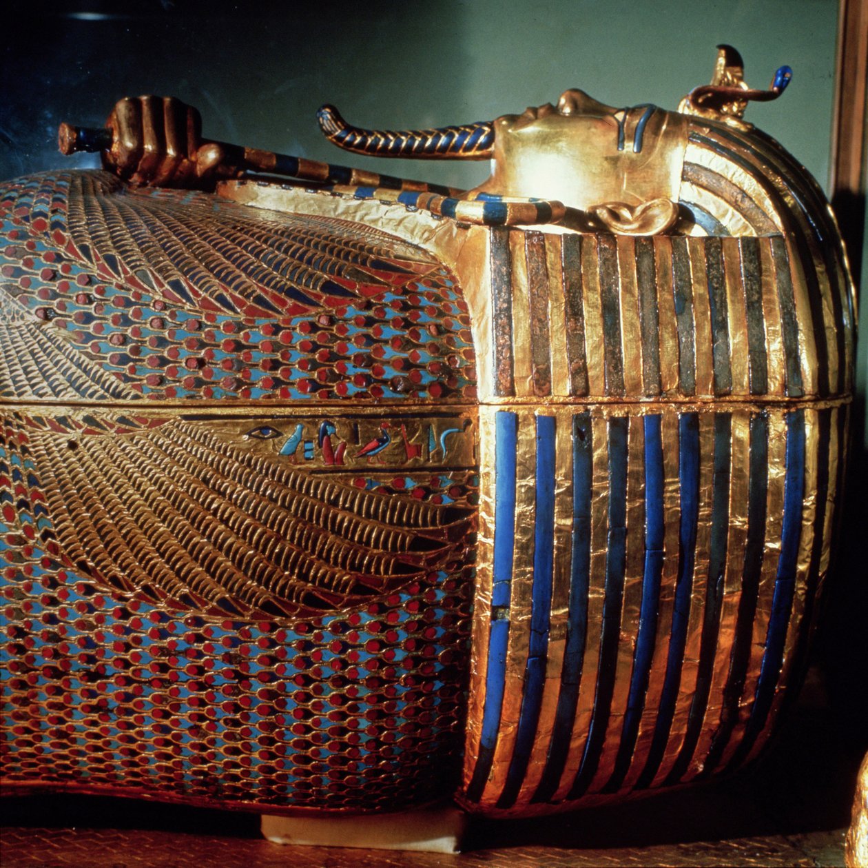 El sarcófago más interno de Tutankamón, mostrando al rey en forma osiríaca sosteniendo el cayado y el látigo, de la tumba de Tutankamón (c.1370-1352 a.C.) Nuevo Reino (detalle) de Egyptian 18th Dynasty