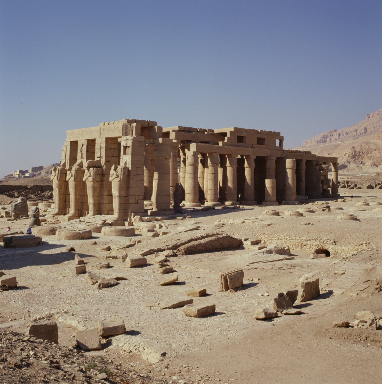 Figuras osiríacas de Ramsés II (1279-1213 a.C.) flanqueando las paredes del Segundo Patio, Nuevo Reino de Egyptian 19th Dynasty