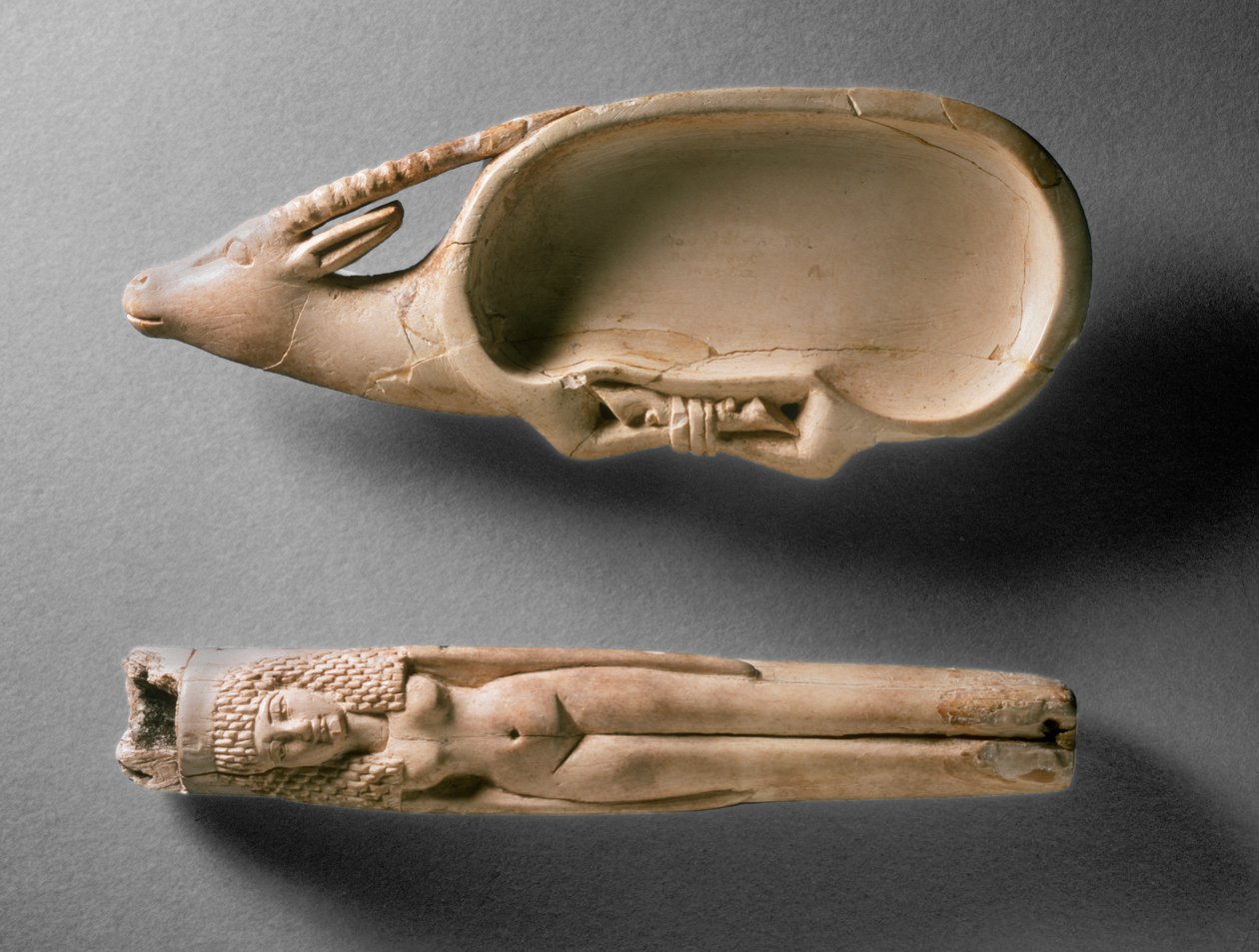 Tubo de kohl en forma de mujer desnuda y plato cosmético en forma de íbice con patas atadas, de la Tumba 562, Qau de Egyptian 19th Dynasty